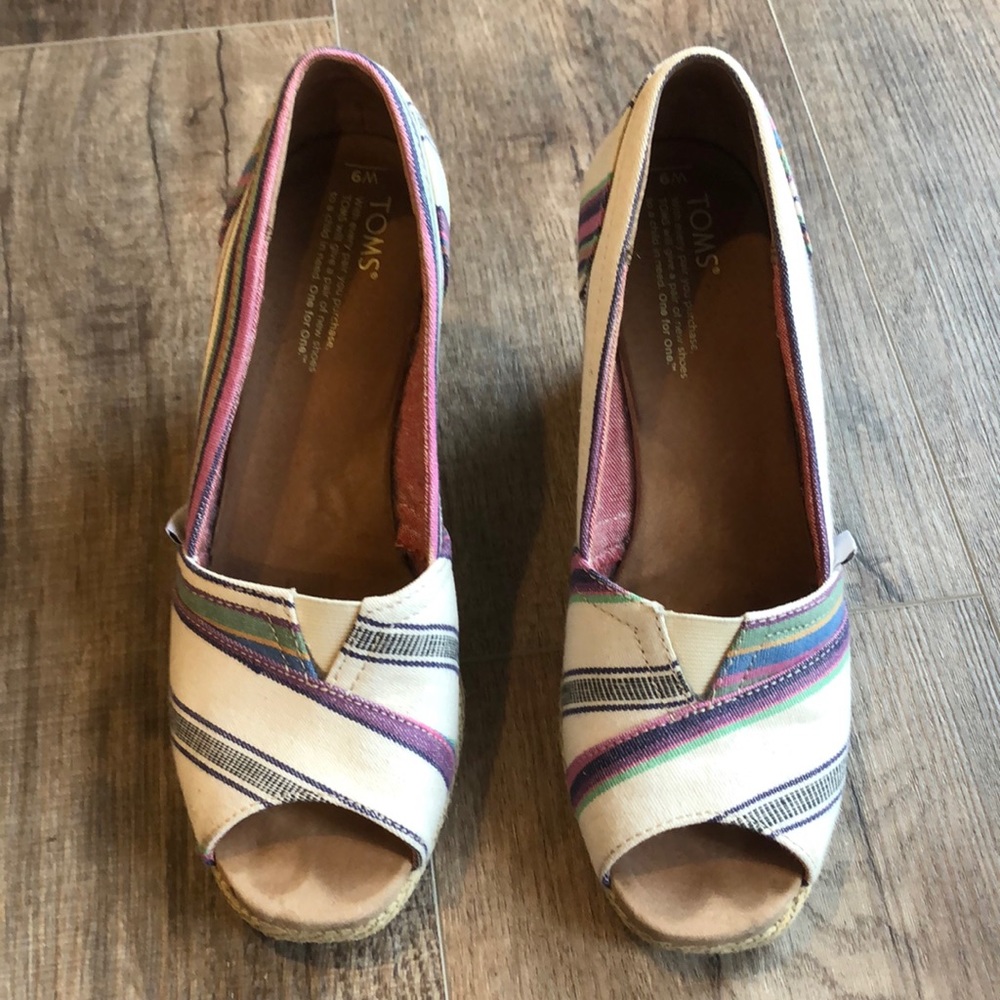 Tom’s women’s wedge sandals